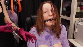 Lesbienne snijdt het haar van een slaaf - Domination Kinky Play Haircutting (Arya Grander & Mistress Priester)