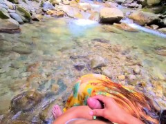 Lleno de leche las tetas de mi novia despues de una mamada. Casi nos pillan en el rio.