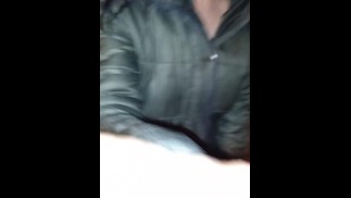 Милфа с обнаженной задницей протестует против экологически чистой любви и секса !!