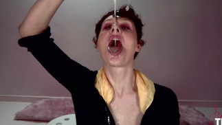 Die freche Jennifer spielt im Gloryhole