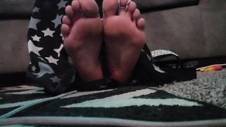 Watching TV in platform Flip-Flops