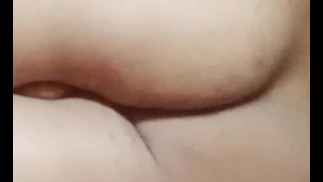 男孩用力自慰