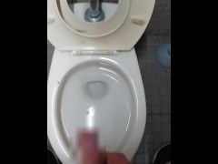 トイレで大量射精 - Screenshot 10 of 16 - R18
