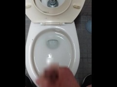 トイレで大量射精