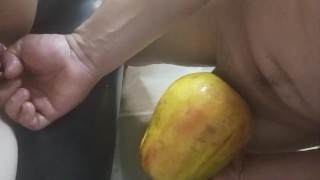 TOCANDO SU DULCE CEREZA APRETADA MIENTRAS FOLLA PAPAYA DULCE Y JUGOSA