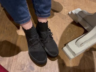 Foot Tease En El Café Con Calcetines y Vans