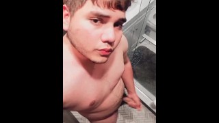 Joven latino sexy saca su leche en la ducha