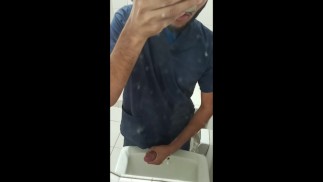 Infermiera nel bagno dell'ospedale