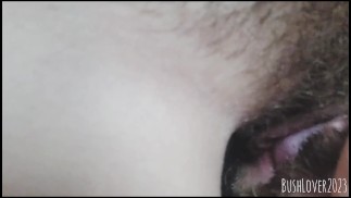 Вблизи поедаю большую волосатую киску и сосу ее сочные половые губы.