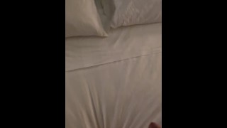 Ik ben aan het masturberen in een zoete hotelkamer