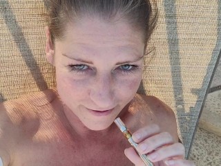 Naked熟女はプールサイドの外で喫煙&猫遊び