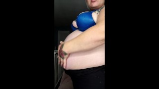 Zwangere milf wrijft over gezwollen Belly training Fantasy kon het niet laten om te neuken voor Hot Load
