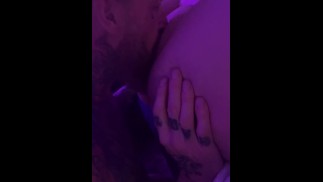 ПАПОЧКА ТРАХАЕТ И ЕСТ ЕЕ КИСКУ, ПОКА ОНА НЕ СКВИРТУЕТ