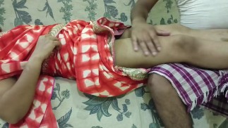 Malkin ne naukar se pair dabane ke bahane chut ko chudai karwai