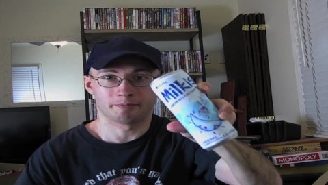 Angel probeert Milkis Milk Soda voor de eerste keer volledige video