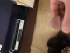 小太り男性が画面に向かって大量に射精(#^^#) - Screenshot 1 of 16 - 素人
