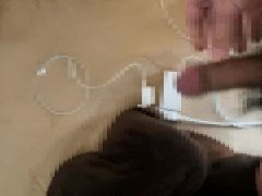 小太り男性が画面に向かって大量に射精(#^^#) - Screenshot 10 of 16 - オナニー