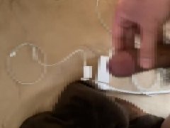 小太り男性が画面に向かって大量に射精(#^^#) - Screenshot 11 of 16 - 素人