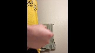 Парень быстро дрочит сперму в ванной