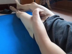 独自一人看A片，手淫到射精为止 - Screenshot 2 of 16 - Big Dick