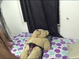 Lesbiana monta al oso de peluche con arnés.