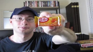 Un Américain essaie les Kit Kats japonais pour la première fois