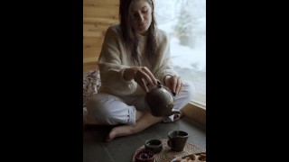 Uma garota enchendo chá em uma xícara clássica