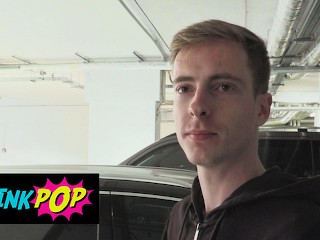 TWINK POP - Slanke Guy Verliest Zijn Sleutels Als Een Vreemde Komt En Biedt Hulp Aan in Ruil Voor Zijn Lul