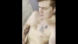 Ginger jock acaricia seu pau no chão da academia