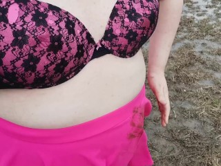 Chub Sissy Slave 像狗一样从农田里喝水！