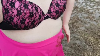 Рабыня Сисси Голавль Пьет Воду с Фермерского Поля, Как СОБАКА!