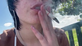 Chico trans fuma después de escuela