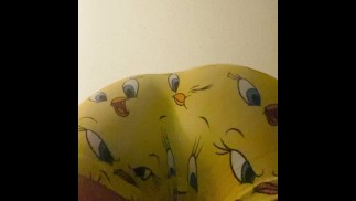 POV Femboy siada na twarzy dusi cię bąbelkowym tyłkiem w szortach chłopięcych