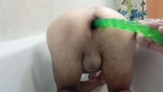 Langes Spielzeug tief im Arsch und Pissen