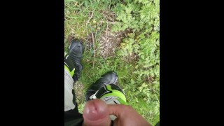 Éjaculation en forêt durant sortie moto
