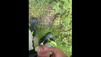 Éjaculation en forêt durant sortie moto