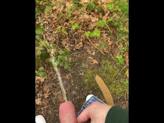 Arroser Les Weeds Avec De La Pisse Chaude Dans La Forêt