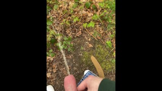 Arroser les weeds avec de la pisse chaude dans la forêt