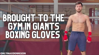Macrophilie - apporté à la salle de sport dans des gants de boxe géants