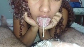 看色情片直到他射精在我嘴里，他给了我这么多精液🍆🥛😋🤤