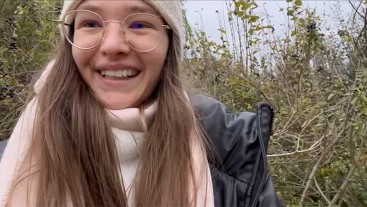 18 jähriges Mädchen pisst in den Wald