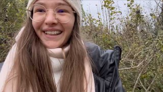18 jähriges Teen Mädchen Pisst im Wald