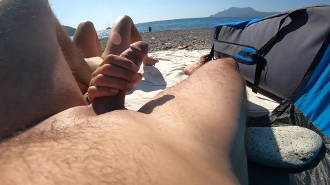 Chica nos ve masturbarnos desnudos en la playa pública @juicy_july sexo en público
