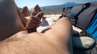 Une fille nous regarde nous masturber mutuellement nue à la plage publique @juicy_july sexe publique
