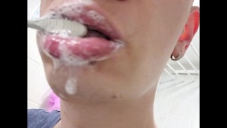 Sissy чистит зубы и плюется. Первый раз фетиш, так будет больше