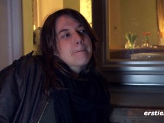 Ersties - Schweizerin Roesi fingert sich intensiv auf der Küchentheke