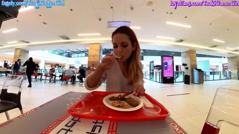 Public CumOmlette manger dans un restaurant avec une CHARGE de sperme frais (SORT)