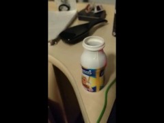 Un fantasma me intenta robar el yogurt liquido con gemidos en bucle de fondo