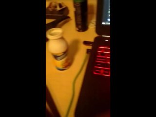 Un fantasma me intenta robar el yogurt liquido con gemidos en bucle de fondo