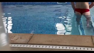 Nuoto e gioco in mutande